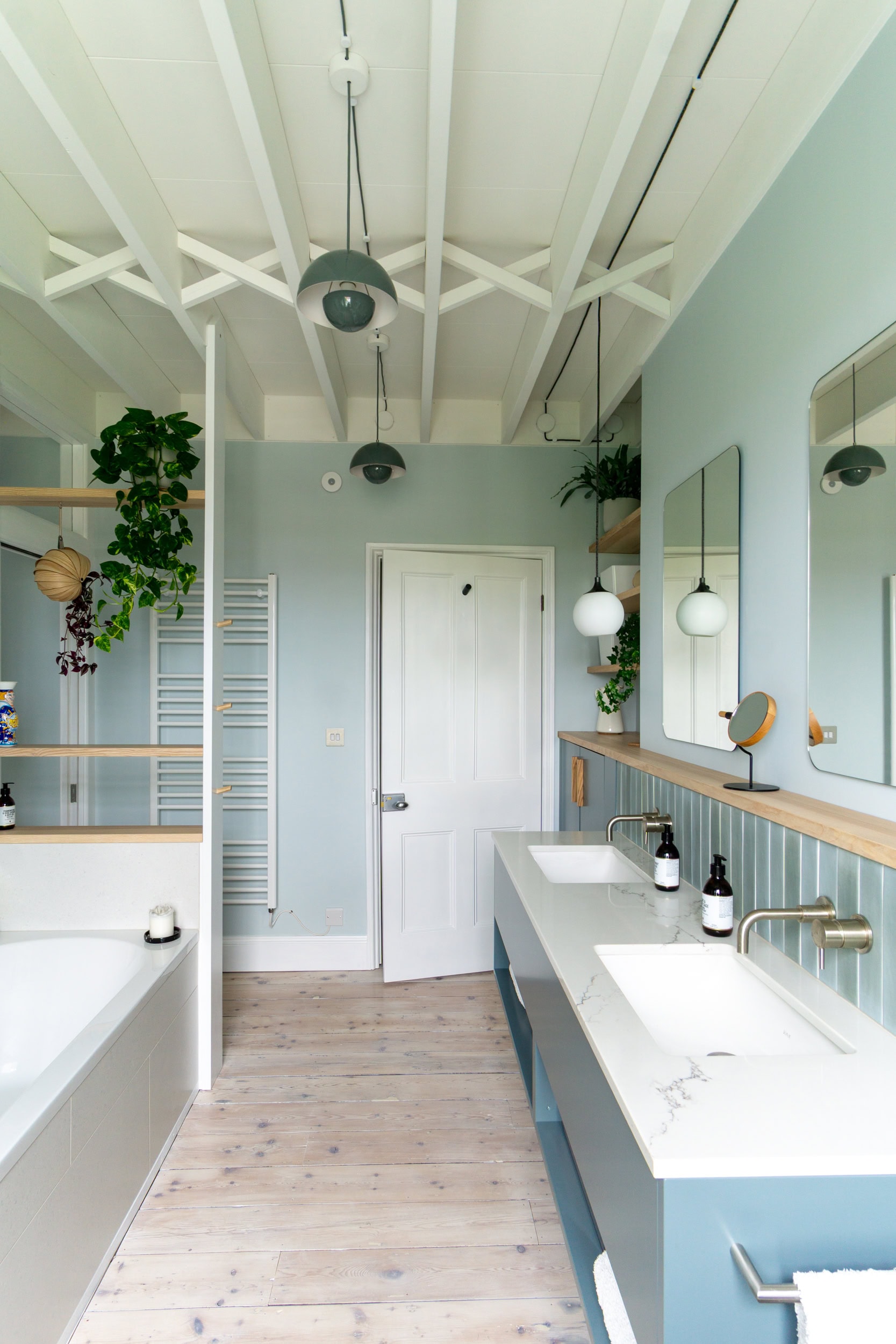 bespoke fitted bathroom kingsdown<br />
and fitted cabinet dividing bath and shower area